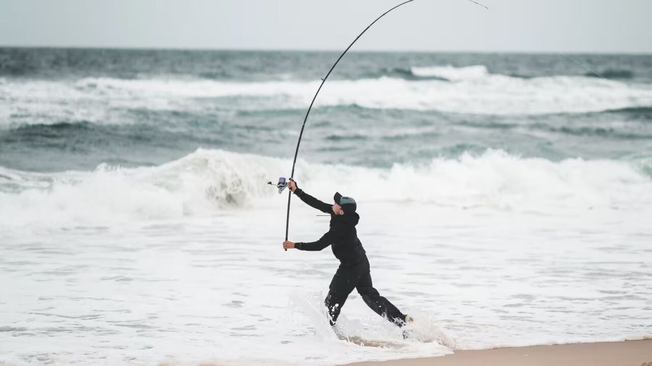 Surf Casting Nedir? Uzak Atış Tekniğiyle Kıyıdan Nasıl Avlanılır?